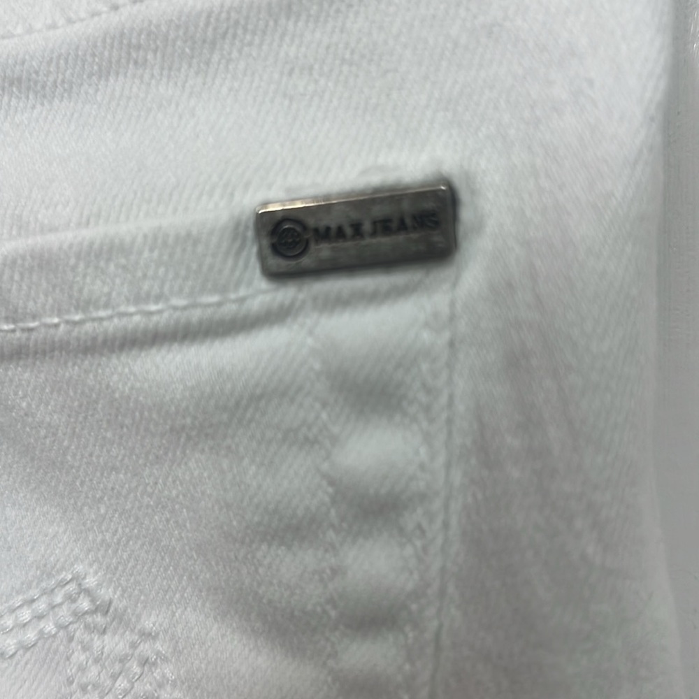 81. Max Jeans, white Denim shorts, size 2, 5 pockets, 7” inseam, 8” rise EUC - Picture 3 of 7